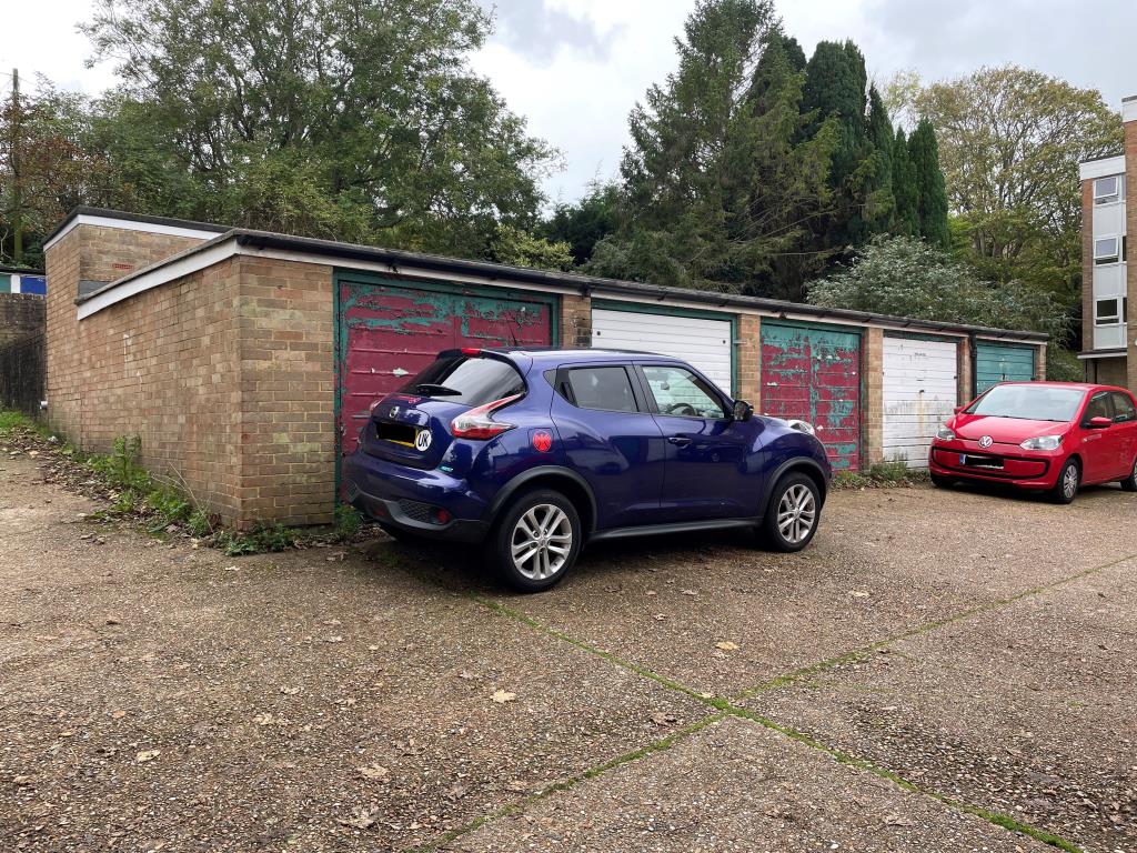 Lot: 43 - TEN VACANT LOCK-UP GARAGES - Block of garages tp the southern end